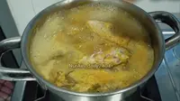 Tanpa Alat Presto, Ini Cara Ungkep Ayam Kampung Agar Tetap Empuk dengan 1 Bahan Dapur (YouTube/NurAin_daily2404)