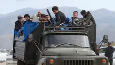 Warga etnis Armenia dari Nagorno-Karabakh mengendarai truk dalam perjalanan ke Kornidzor di wilayah Syunik, Armenia, 26 September 2023. Ribuan penduduk Nagorno-Karabakh meninggalkan rumah mereka setelah operasi militer cepat Azerbaijan untuk merebut kembali kendali atas wilayah yang memisahkan diri tersebut setelah konflik separatis selama tiga dekade. (Stepan Poghosyan, Photolure photo via AP)