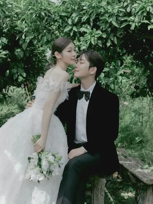 Diadakan di The Shilla Seoul Hotel, pernikahan ini hanya dihadiri oleh keluarga dan kerabat terdekat saja. [instagram/yunakim]