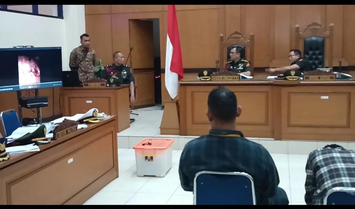 <br>Tak hanya Fauziah yang tak sanggup melihat video itu, Fakhrulrazi yang merupakan adik Imam Masykur dan berada dalam ruang sidang itu terlihat tidak menyaksikan video tersebut.<br>