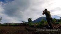 Andrea Ramadhan, seorang pilot drone profesional berhasil merekam penampakan puncak Gunung Semeru sebelum terjadi erupsi dahsyat pada Sabtu (4/12/2021). (Liputan6.com/ Youtube Andrea Ramadhan)