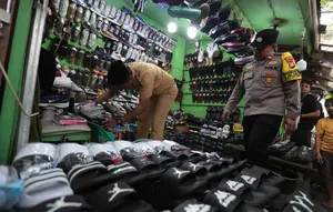 Petugas Gabungan Razia Peredaran Tramadol di Kawasan KS Tubun Jakarta