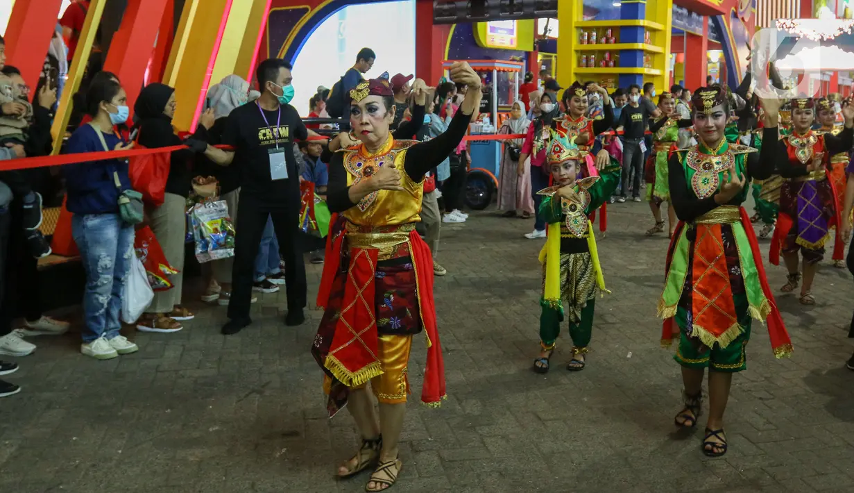 Pengunjung melihat parade karnaval pada Jakarta Fair ke-53 atau Pekan Raya Jakarta (PRJ) di JiExpo Kemayoran, Jakarta Pusat, Selasa (21/6/2022) malam. Adapun kegiatan ini dilaksanakan dalam rangka menyambut Hari Ulang Tahun (HUT) ke-495 Jakarta yang jatuh pada Rabu, 22 Juni 2022. (Liputan6.com/Herman Zakharia)