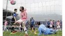 Pemain Juventus, Andrea Barzagli saat mencetak gol ke gawang Atalanta  pada lanjutan Serie A 2015-2016; di Stadion Atleti Azzurri d'Italia; Minggu (6/3/2016) malam WIB. (REUTERS/Giorgio Perottino)