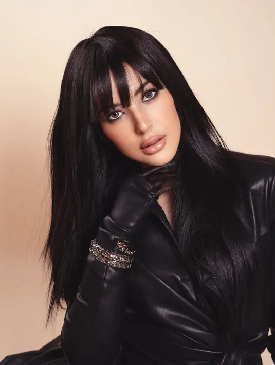 Tasya Farasya tampil totalitas dengan rambut panjang sleek dan berponi yang manglingi [@tasyafarasya]