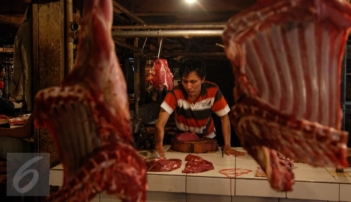 Seorang pedagang daging sedang merapikan barang dagangannya, Jakarta, Senin (22/6/2015). Harga daging sapi kembali normal setelah sebelumnya sempat mengalami kenaikan hingga mencapai Rp.110rb/kg. (Liputan6.com/Yoppy Renato)