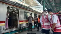 Menhub Budi Karya Sumadi memantau pergerakan penumpang pada KRL Jabodetabek di Stasiun Manggarai, Jakarta pada hari kedua Lebaran, Jumat (14/5/2021). Dok: Maulandy R/Liputan6.com