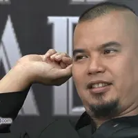 Ahmad Dhani menikahi Mulan Jameela di lantai dua rumahnya, saat acara khitanan Al, El dan Dul. Pernikahannya dengan Mulan Jameela dan kehadiran Safeea Ahmad, menurut Dhani memang sudah ditakdirkan oleh Tuhan.