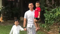 6 Potret Anjasmara Momong Kedua Cucunya, Kompak dan Harmonis