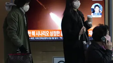 Layar TV menunjukkan gambar file peluncuran rudal Korea Utara selama siaran program berita di Stasiun Kereta Api Seoul di Seoul, Korea Selatan, Jumat (24/2/2023). Korea Utara pada hari Jumat mengatakan pihaknya menguji coba rudal jelajah jarak jauh di perairan lepas pantai timurnya sehari sebelumnya, menambah rentetan provokatif dalam demonstrasi senjata ketika saingannya meningkatkan pelatihan militer. (AP Photo/Ahn Young-joon)
