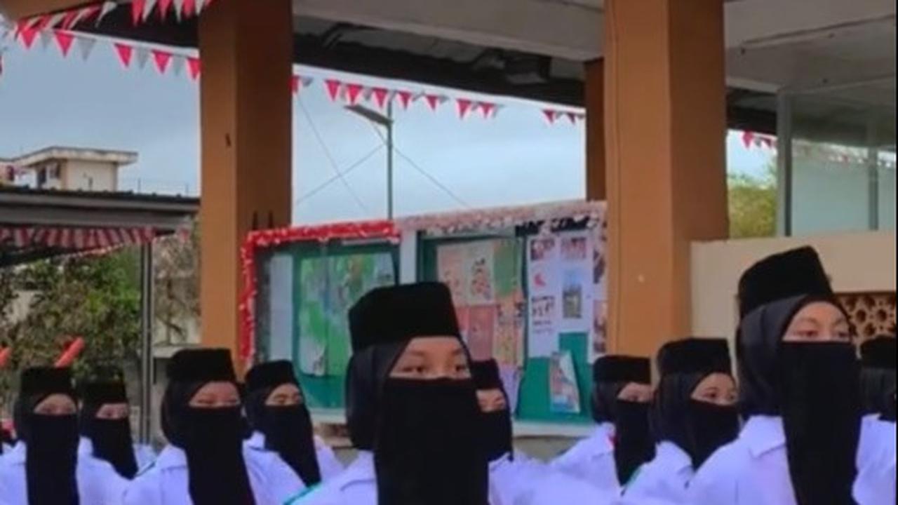 “MasyaAllah baru kali ini ku nemuin paskibra bercadar,” komentar salah satu akun.

“Merinding lht yg ini, begitu khidmat tdk terhalang oleh busana, masya Allah keren,” imbuh yang lain.
