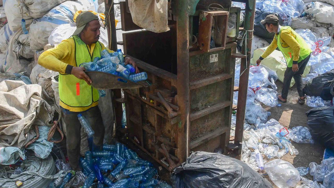 FOTO: Mengintip Proses Daur Ulang Botol Plastik Menjadi Cacahan  Plastik Bernilai Jual Tinggi