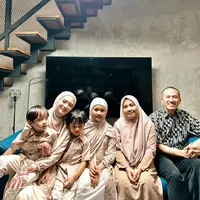 Inara Rusli kunjungi rumah Ustaz Felix Siauw dan Ummu Alila (Sumber: Instagram/mommy_starla)