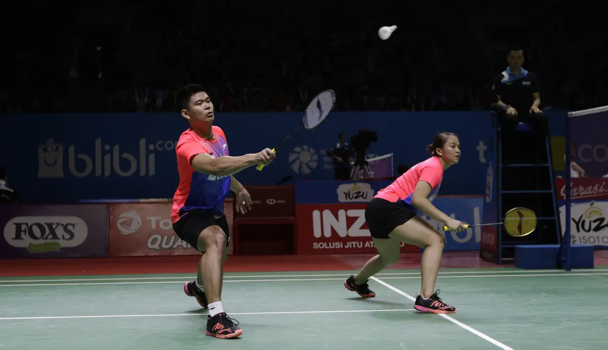 Pasangan Indonesia, Praveen Jordan/Melati Oktavianti, saat bertanding melawan wakil Jerman, Mark Lamsfuss/Isabel Herttrich pada Indonesia Open 2019 di Istora, Jakarta, Selasa (16/7). Pasangan Indonesia takluk 20-22, 14-17. (Bola.com/M Iqbal Ichsan)