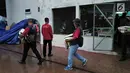 Relawan AGP menyalurkan bantuan untuk pengungsi imbas tsunami Selat Sunda di pengungsian Rajabasa, Lampung Selatan, Kamis (27/12). Bantuan logistik terdiri dari beras, gula, mie instan, minyak goreng, popok, dan susu bayi. (Liputan6.com/HO/Rini)
