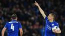 Stiker Leicester, Jamie Vardy, merayakan gol ke gawang Atletico Madrid pada laga leg kedua Liga Champions di Stadion King Power, Inggris, Selasa (18/4/2017). Meski imbang 1-1, Atletico lolos ke semifinal dengan agregat 2-1. (AFP/Ben Stansall)