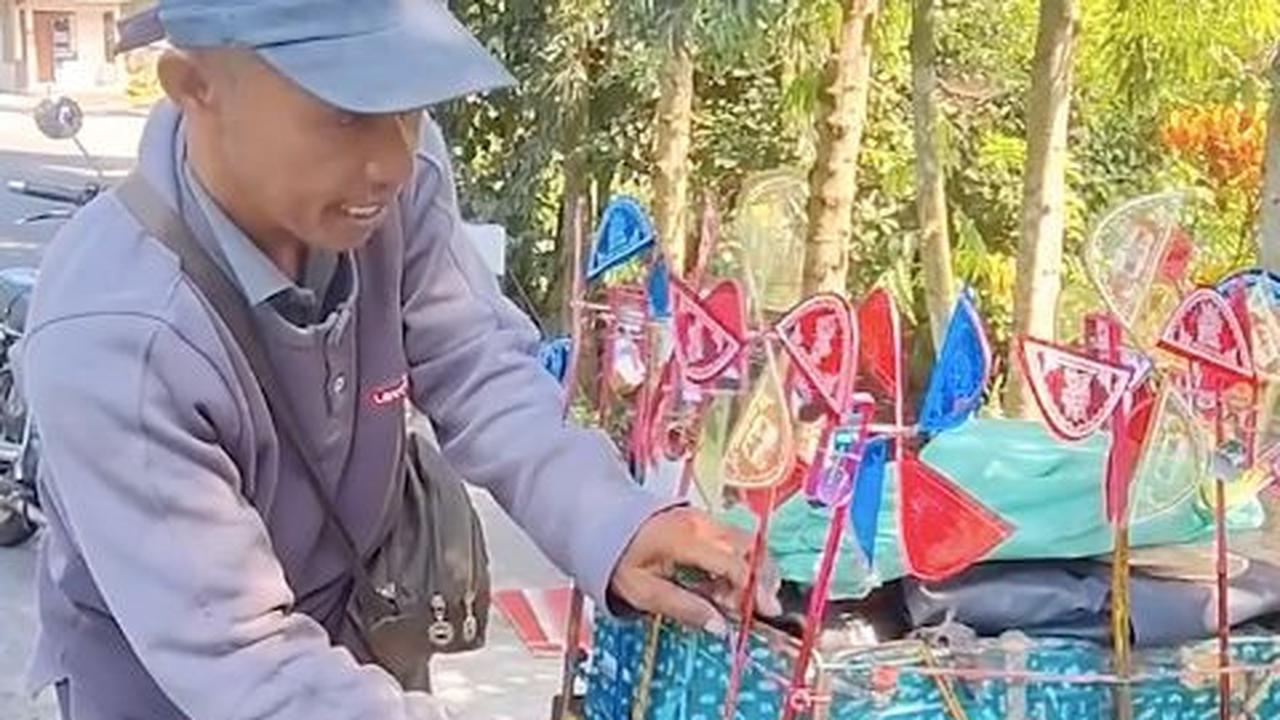 Pedagang Mainan Tetap Jualan Meski Kehilangan Satu Kaki<br>