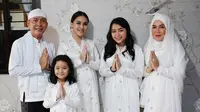 Ayu Ting Ting mengenakan pakaian serba putih saat merayakan Iduladha bersama keluarga (Dok.Instagram/@ayutingting92/https://www.instagram.com/p/CDSfAVWFuDa/Komarudin)