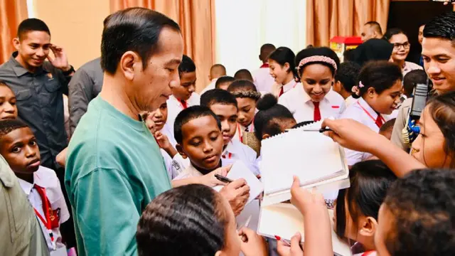 Potret Presiden Jokowi Ketika Diserbu Murid SD dan Ditanya Kenapa Ibu Kota Negara Baru Indonesia atau IKN Harus Pindah ke Kalimantan, Bukan Papua? (Foto: Laily Rachev - Biro Pers Sekretariat Presiden)