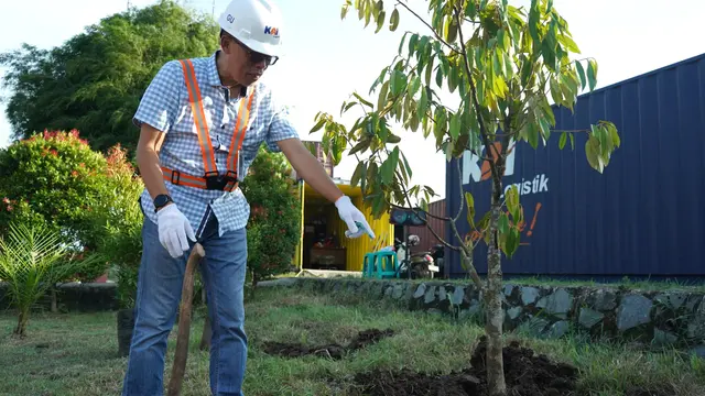 Direktur Utama KAI Logistik, Fredi Firmansyah melakukan program penanaman 1.200 pohon di berbagai wilayah operasional