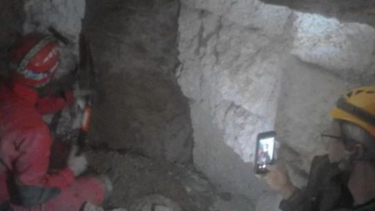 Gua kuno dari zaman es ini terbentuk akibat dari pelarutan batuan dasar oleh air tanah. Gua-gua semacam ini disebut sebagai gua-gua solusional.<br>