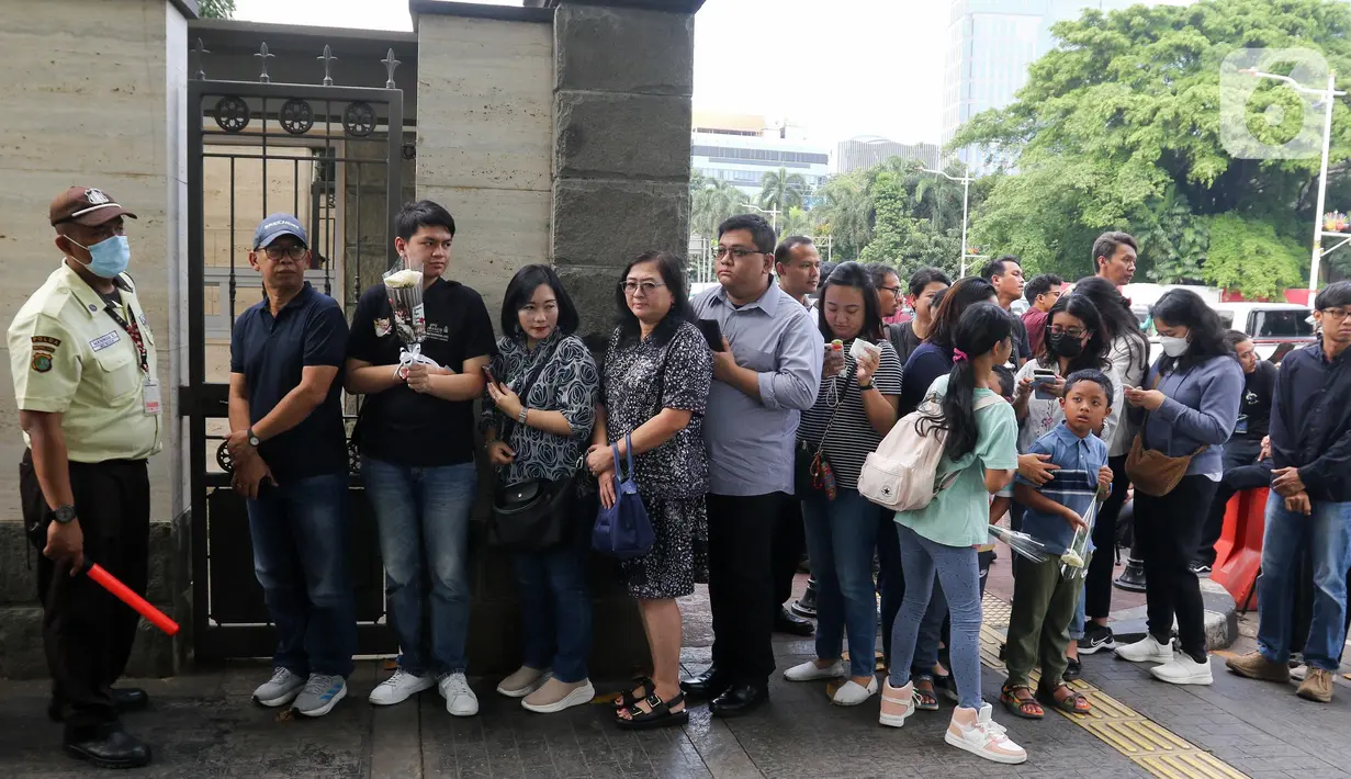 Kedutaan Besar Vatikan membuka pintu untuk warga atau umat Katolik yang akan mengucapkan belasungkawa serta mendoakan Pemimpin tertinggi Gereja Katolik sedunia sekaligus Kepala Negara Vatikan, Paus Fransiskus yang wafat pada Senin (21/4/2025) kemarin. (Liputan6.com/Herman Zakharia)