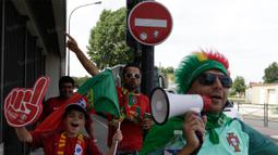 Dengan antusias para pendukung Portugal bertandang ke markas lawannya timnas Prancis pada laga final Piala Eropa 2016. (Bola.com/Vitalis Yogi Trisna)