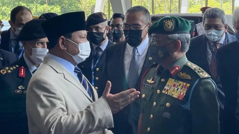 Menhan Prabowo Berbincang dengan Raja Malaysia Sultan Abdullah.