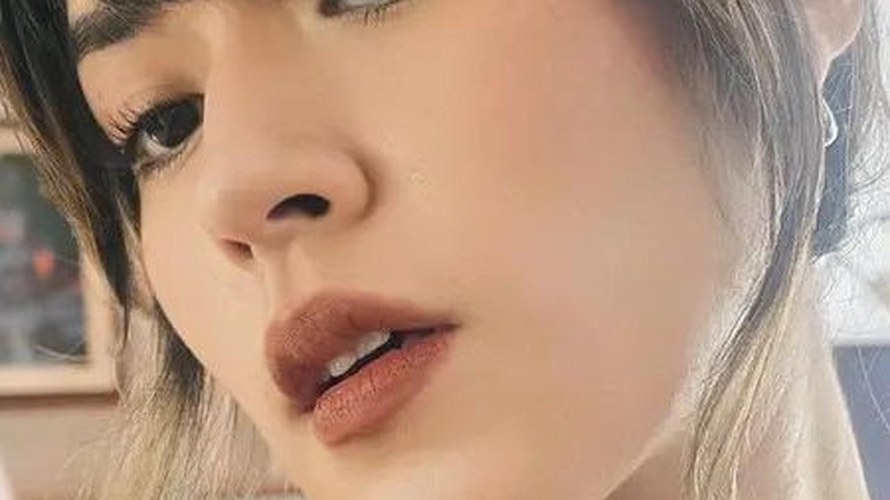 Tidak selalu mengenakan gaun atau dress yang glamor, Raisa sering kali memadukan gaya rambut berponi dengan busana kasual untuk tampilan yang lebih santai dan stylish.