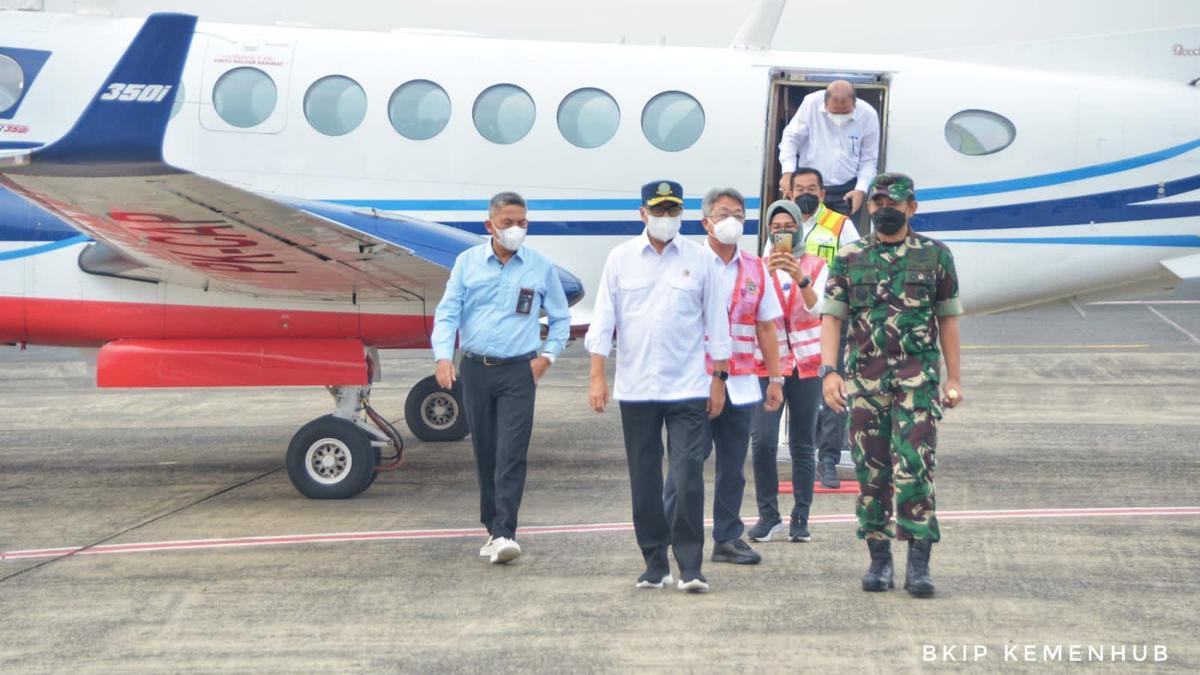 Menhub Jajal Runway Bandara Halim, Targetkan Layani Penerbangan ...