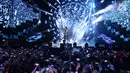 Aksi panggung personil SNSD Taeyeon menghibur penonton acara Count Down Asian Games 2018 di Monas, Jakarta, Jumat (18/7). Taeyeon membawakan lagu pertama berjudul "Fine". (Liputan6.com/Herman Zakharia)