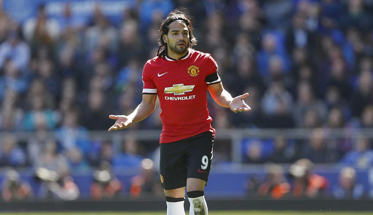 Radamel Falcao tampil berbeda dengan rambut yang tak beraturan dan brewok yang cukup lebat (Reuters / Carl Recine)