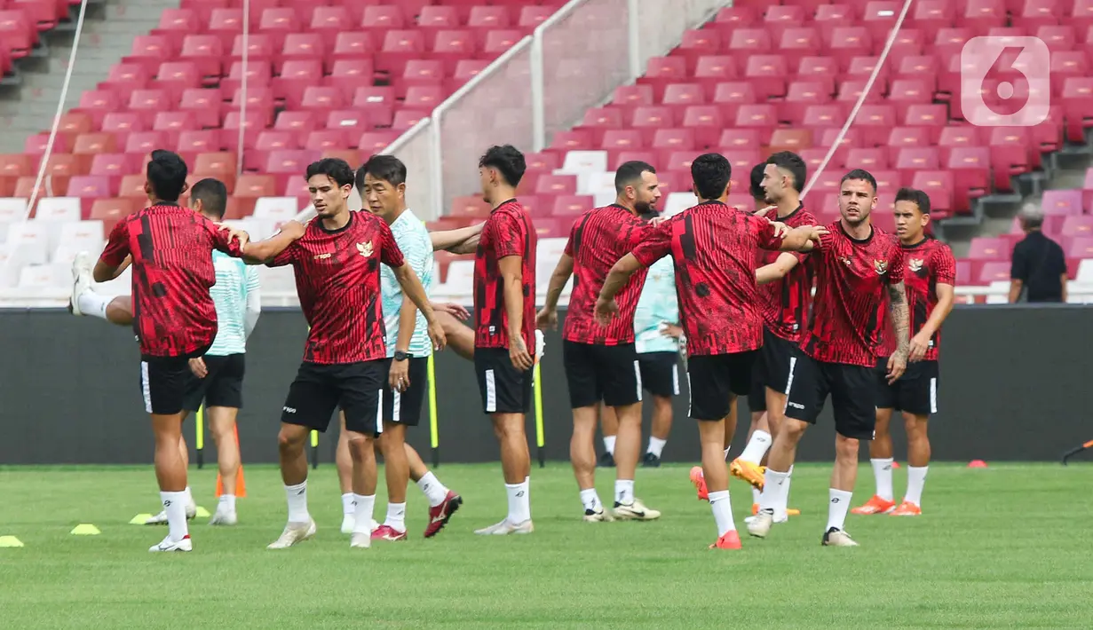 Pemain timnas Indonesia melakukan latihan resmi jelang pertandingan Kualifikasi Piala Dunia 2026 zona Asia di Stadion Utama Gelora Bung Karno, Senayan, Jakarta, Rabu (5/6/2024). (Liputan6.com/Herman Zakharia)