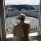 Paus Fransiskus menyampaikan berkatnya dari dalam perpustakaan Apostolic di Vatikan, Minggu (15/3/2020). Paus meninggalkan Vatikan untuk berdoa di Basilica of Santa Maria Maggiore dan St. Marcello al Corso. (Vatican News via AP)