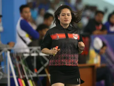 Wasit Ornpimol Kittiteerasopon berlari saat memimpin laga final hoki putri PON XIX Jabar antara DKI Jakarta melawan Papua di Gymnasium UPI, Bandung, Senin (19/9). DKI Jakarta unggul 4-2 atas Papua. (Liputan6.com/Helmi Fithriansyah)