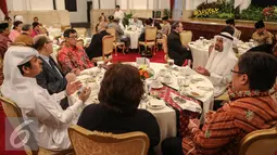 Suasana acara buka puasa bersama anatara Presiden Jokowi dengan para dubes Negara sahabat di Istana Negara, Jakarta, Senin (13/7/2015). Sejumlah menteri dan pejabat negara lainnya tampak hadir di acara tersebut. (Liputan6.com/Faizal Fanani)