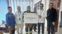 Petugas BRI Peduli turun langsung ke Desa Sialang, Silaiya, Bange, dan Sipange di Kabupaten Tapanuli Selatan untuk memastikan bantuan diterima oleh warga yang terdampak. Foto: BRI