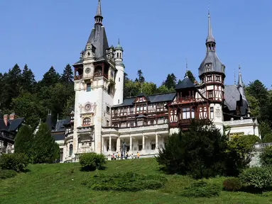 Wisatawan berada di salah satu ruangan Kastil Peles di kawasan Sinaia, Rumania, Minggu (1/10/2023). Kastil Peleș (Bahasa Rumania: Castelul Peleș) adalah sebuah istana Neo-Renaisans di Domain Kerajaan Sinaia di Pegunungan Carpathia, dekat Sinaia, di Kabupaten Prahova, Rumania, pada rute abad pertengahan yang menghubungkan Transilvania dan Wallachia, dibangun antara tahun 1873 dan 1914. (Liputan6.com/Herman Zakharia)