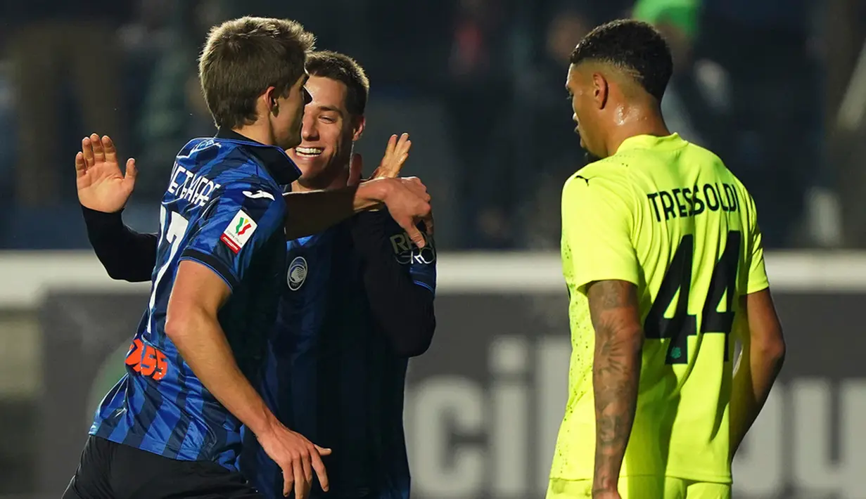 Atalanta menang 3-1 atas Sassuolo di Gewiss Stadium. Charles de Ketelaere membuka keunggulan tuan rumah pada menit ke-24. (Spada/LaPresse via AP)