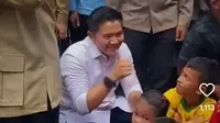 Momen Seskab Teddy Bagi-Bagi Rubik hingga Cokelat untuk Anak-Anak Pengungsian Bencana