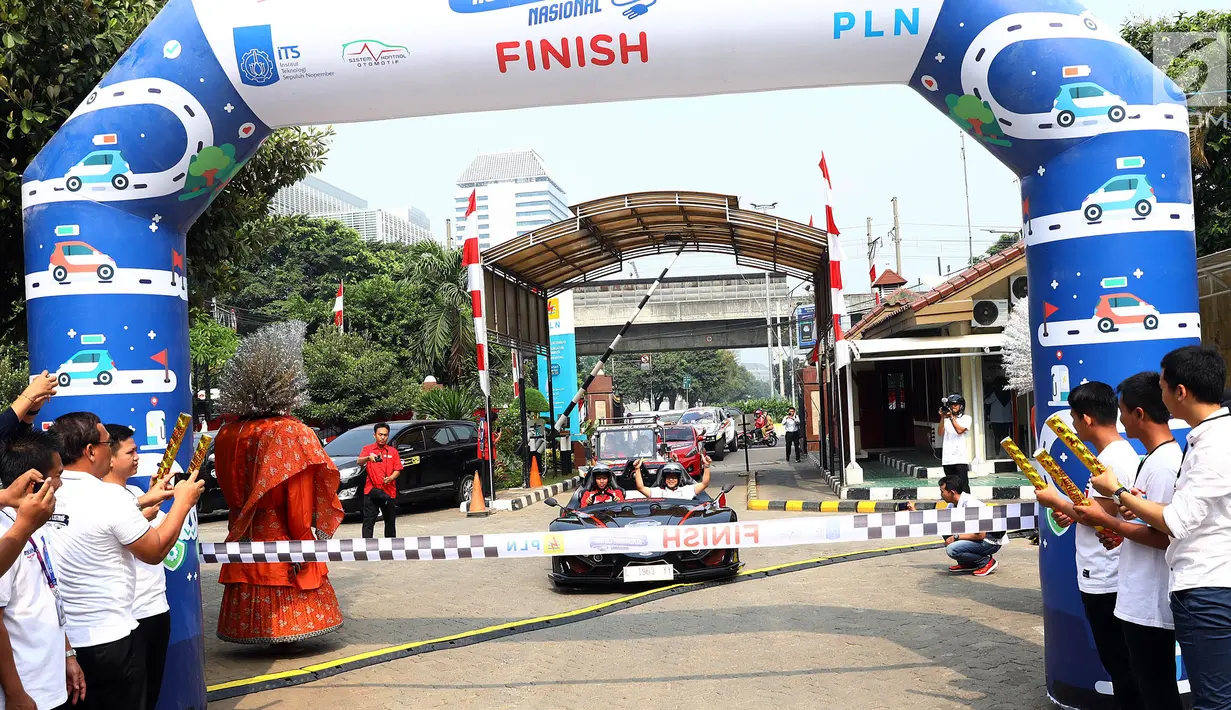 Tim Jambore Kendaraan Listrik Nasional finish di Kantor PLN UID Jakarta Raya, Selasa (3/9/2019). Jambore nasional yang digelar oleh Institut Teknologi Sepuluh Nopember (ITS) tersebut berbentuk rally dan menempuh jarak 900 kilometer (km) dari Surabaya menuju Jakarta. (Liputan6.com/Johan Tallo)