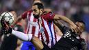 Duel pemain Atletico Madrid, Juanfran (kiri) dan pemain Bayern Munich, Arturo Vidal  pada laga grup D Liga Champions di Vicente Calderon stadium, Madrid, Kamis (29/9/2016) dini hari WIB. (AFP/ Javier Soriano)