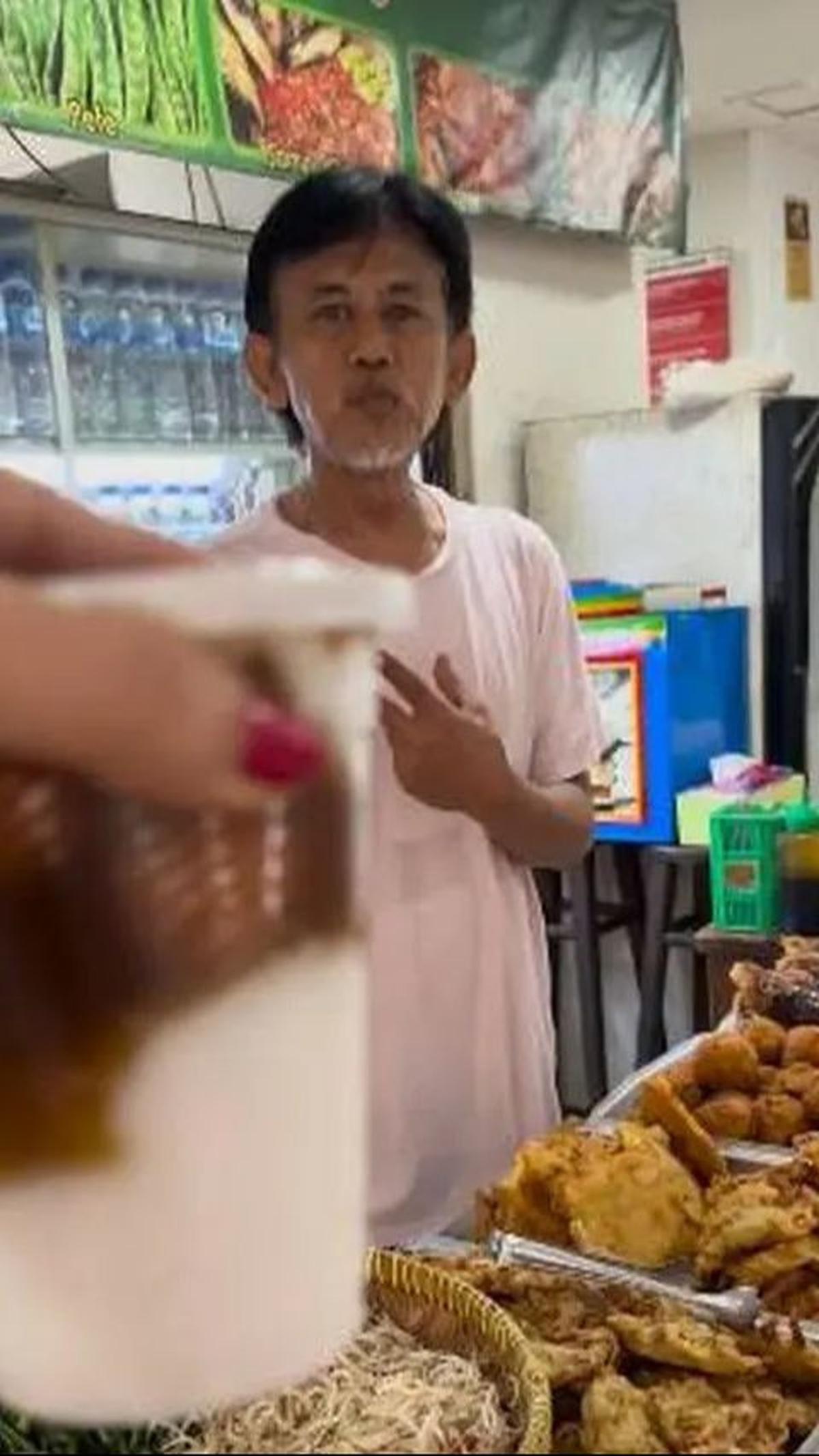 Menu di Warung Sambal Dadak tidak hanya terbatas pada hidangan berat; ada juga pilihan aneka gorengan, jajanan, bahkan bubur sumsum yang menggoda selera.