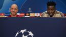 Pelatih Ajax Amsterdam, Erik Ten Hag dan kiper Andre Onana memberikan konferensi pers menjelang laga lanjutan Grup E Liga Champions 2018/2019 melawan Bayern Munchen di Amsterdam ArenA, Belanda, 11 Desember 2018. (AFP/ANP/Olaf Kraak)