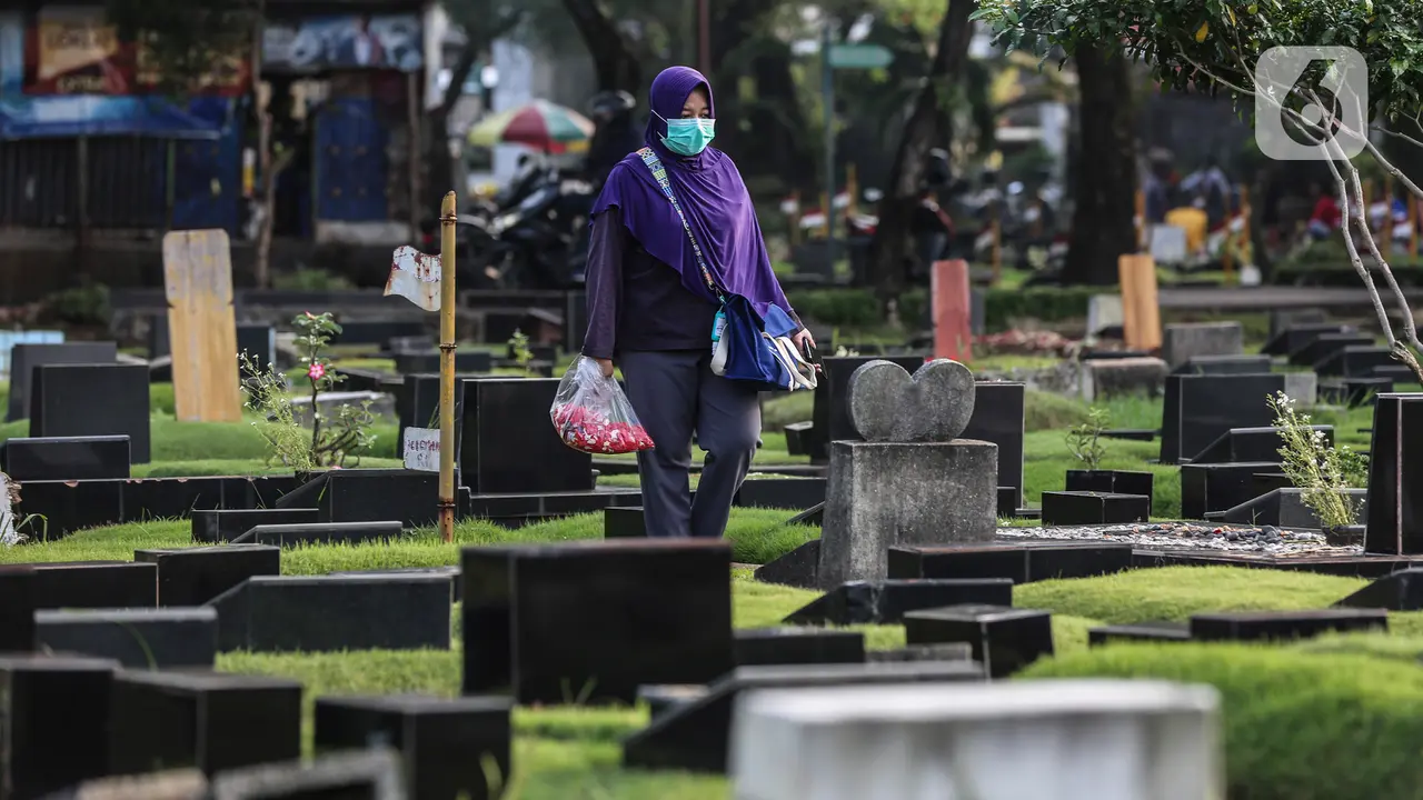 Ziarah Kubur Jelang Ramadhan di TPU Tanah Kusir