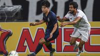 Pemain Thailand, Ekanit Panya (kiri) berebut bola dengan pemain Uni Emirat Arab, Mohamed Saleh Al Menhali pada laga kualifikasi Piala Dunia 2022 Qatar di Bangkok, Thailand (15/10/2019). Ekanit Panya menjadi pemain kedua Thailand yang berlaga di Meiji Yasuda J1 League musim 2023 bergabung dengan Supachok Sarachat yang bermain di Hokkaido Consadole Sapporo. (AFP/Chalinee Thirasupa)