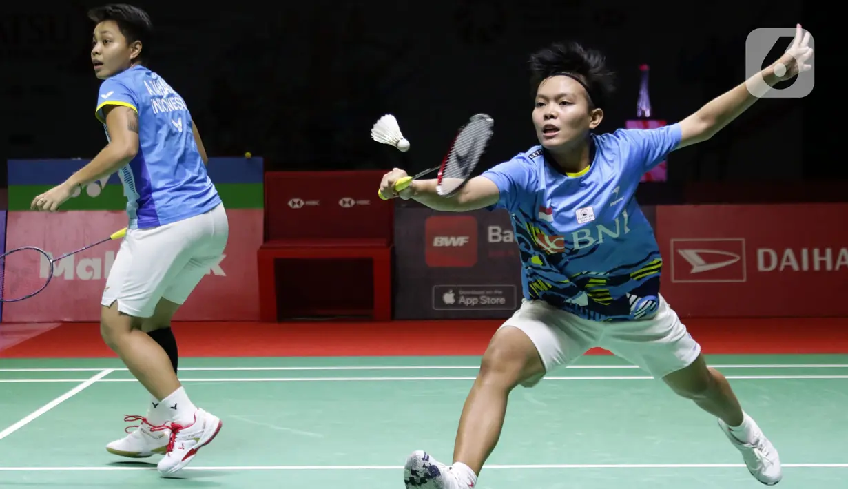 Pebulu tangkis ganda putri Indonesia, Apriyani Rahayu/Siti Fadia Silva Ramadhanti saat bertanding melawan Chen Qing Chen/Jia Yi Fan (China) pada Final Indonesia Masters 2022 di Istora Senayan, Jakarta, Minggu (12/6/2022). Apriyani/Siti Fadia kalah 18-21, dan 12-21. (Liputan6.com/Helmi Fithriansyah)