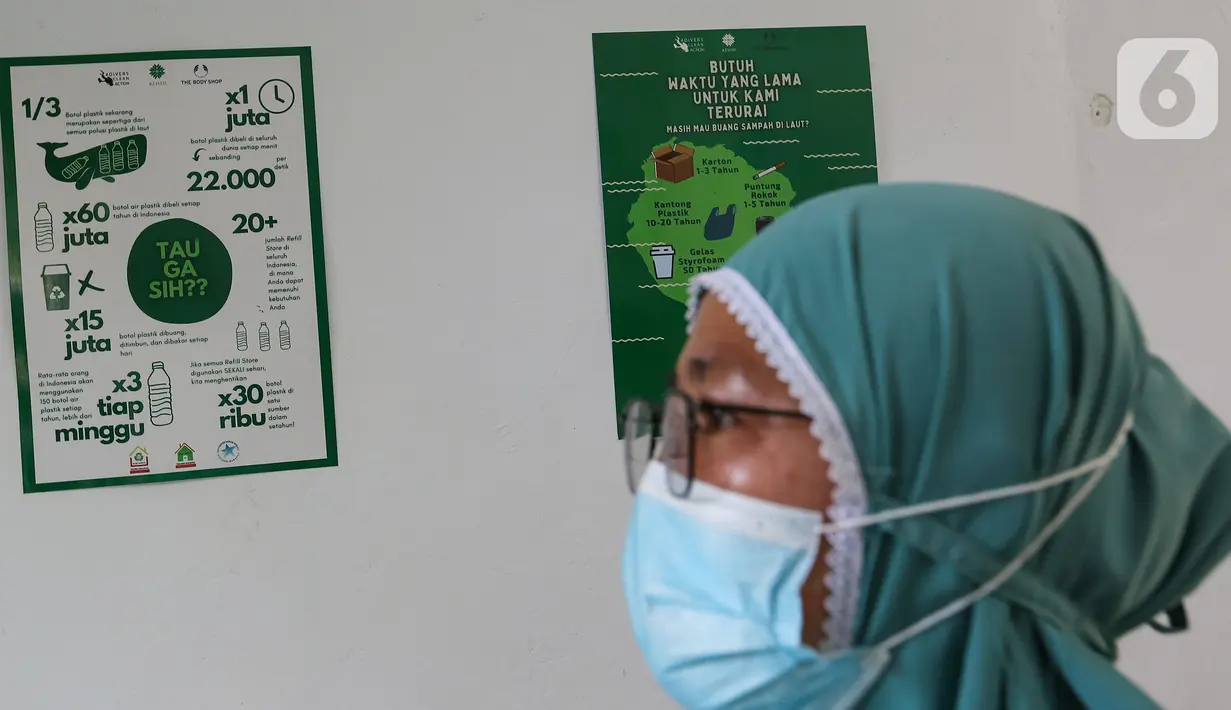 Poster kampanye sampah plastik yang terpasang di Toko Cura Pulau Harapan, Kepulauan Seribu Jakarta, Sabtu (22/5/2021). Untuk mengatasi volume sampah plastik, tahun 2020 Yayasan KEHATI bekerja sama dengan Divers Clean Action menginisiasi pembukaan Toko Cura. (Liputan6.com/Fery Pradolo)