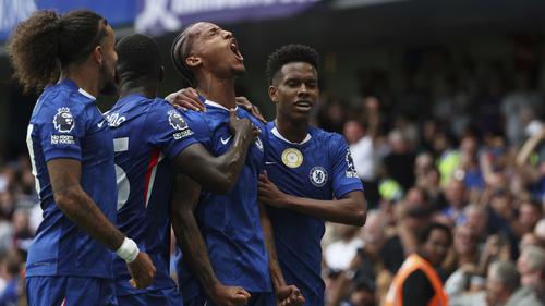 Skuad Chelsea merayakan gol Joao Pedro ke gawang Fulham di pekan ketiga Premier League 2025/2026 di Stamford Bridge, Sabtu (30/08/2025) malam WIB. (AP Photo/Ian Walton)