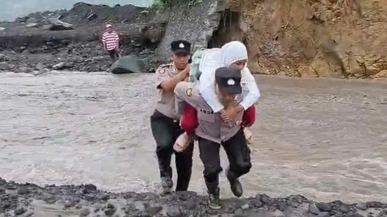 Polisi gendong pelajar SD seberangi sungai lahar dingin Semeru